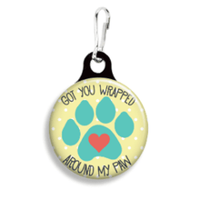 Cargar imagen en el visor de la galería, Charm para collar "Wrapped Around My Paw"