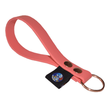 Cargar imagen en el visor de la galería, Llavero Tail Link - Rosa Coral - Tail Society