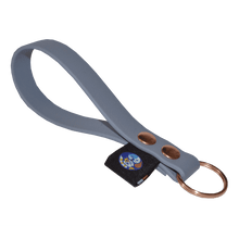 Cargar imagen en el visor de la galería, Llavero Tail Link - Gris - Tail Society