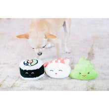 Cargar imagen en el visor de la galería, Set 3 Juguetes de peluche para perro "Sushi Bento" - Pearhead